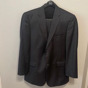 Jos A Bank charcoal 100% wool suit 42L